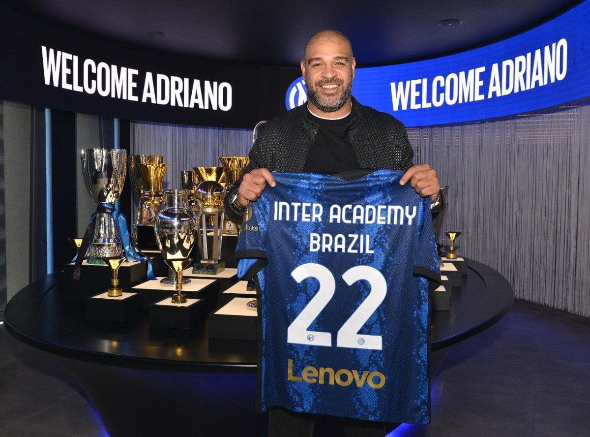  Foto do Adriano sala de troféus da Inter com a camisa da Inter Academy Brazil