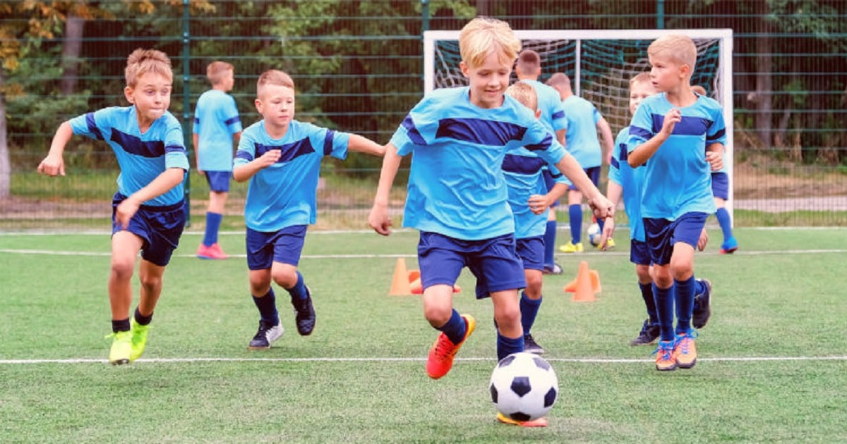 As escolinhas de futebol são espaços privilegiados para a prática do esporte